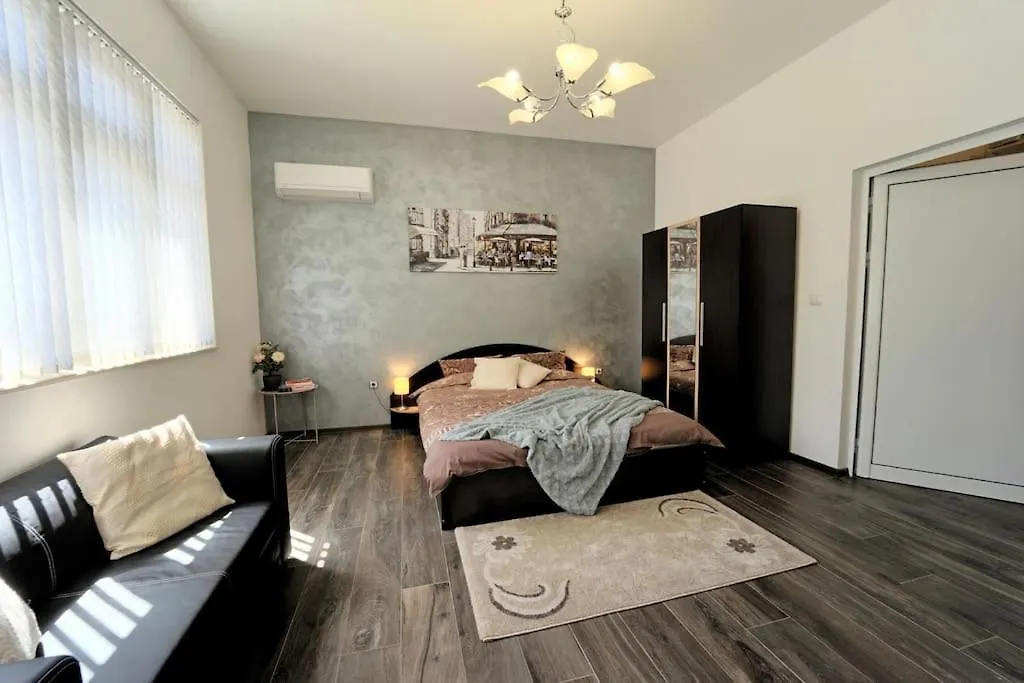 Cozy 2-Bedroom Flat In The Very Center Of Sofía Bulgaria